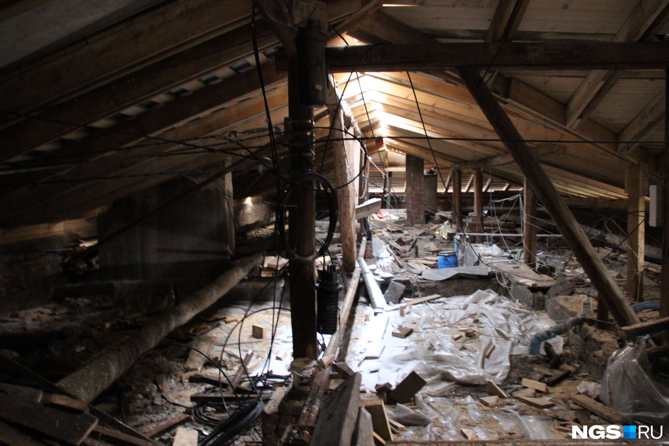 Начавшийся в доме на Урицкого, 12 ремонт доделать не успели — рабочие пропали, а дом с недоделками законсервировали на зиму