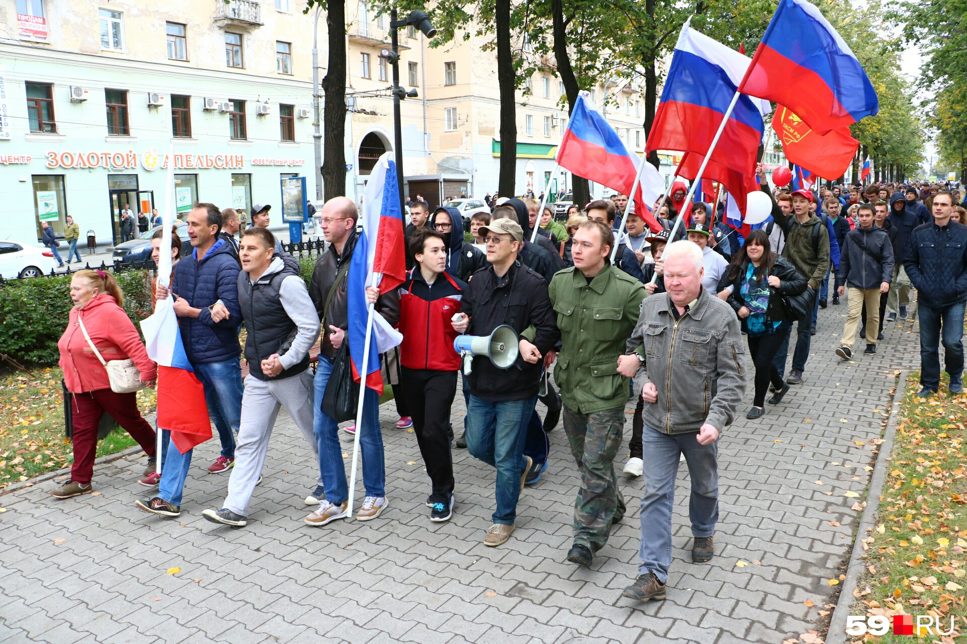 Участники акции идут с флагами 