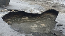 На улице Ставропольской прямо посреди дороги образовалась огромная дыра