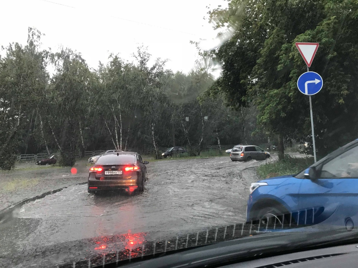 После вчерашнего ливня в Челябинске машины буквально плыли через город После вчерашнего ливня в Челябинске машины буквально плыли через город