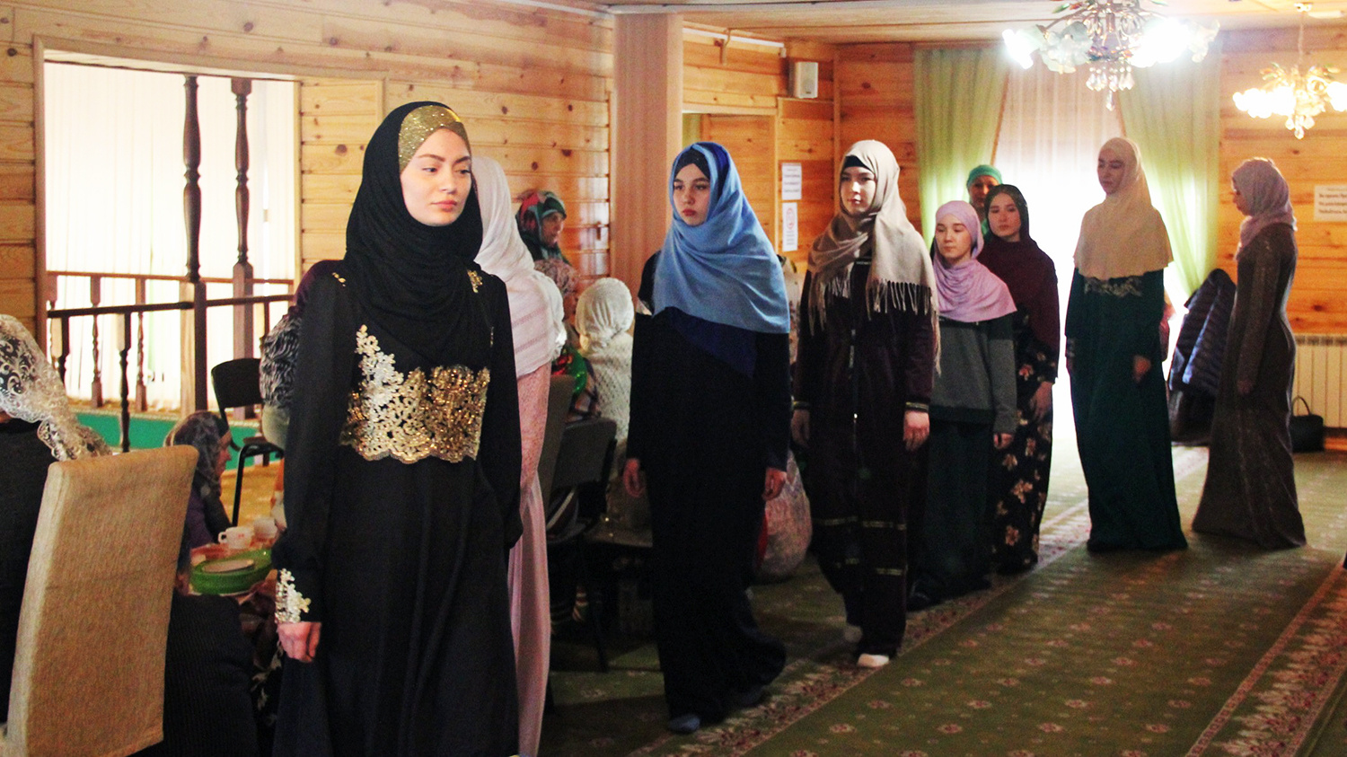 В дефиле участвовали девушки из молодёжного клуба «Алтын йолдыз», который работает в Новосибирском областном татарском культурном центре