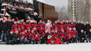 Хоккеисты «Локомотива» устроили новогоднюю фотосессию с Дедом Морозом