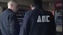 «Завсегдатай бара»: очевидцы сняли на видео пьяную драку мужчины в форме ДПС с челябинцем