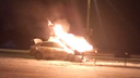 На въезде в Челябинск Volkswagen налетел на ограждение и загорелся