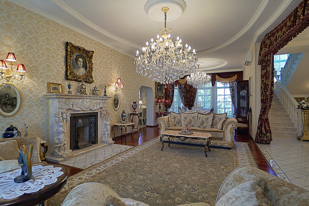 «Дворцы устарели»: недвижимость на Рублевке превращается в неликвид