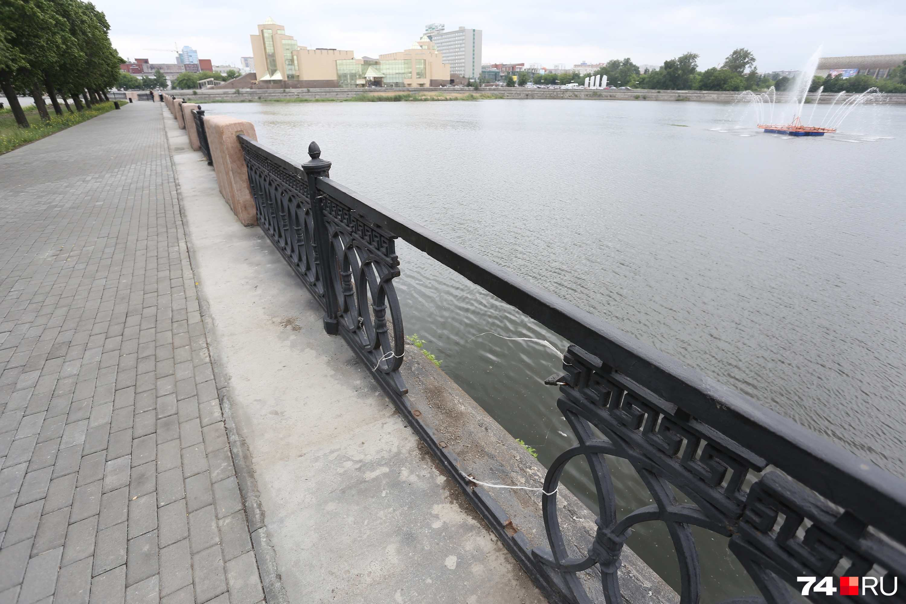 Заявили, что за ремонт этого пролёта мостовой ограды не отвечают: администрации Челябинска и Калининского района, управление дорожного хозяйства, КУИЗО и «Южуралмост»