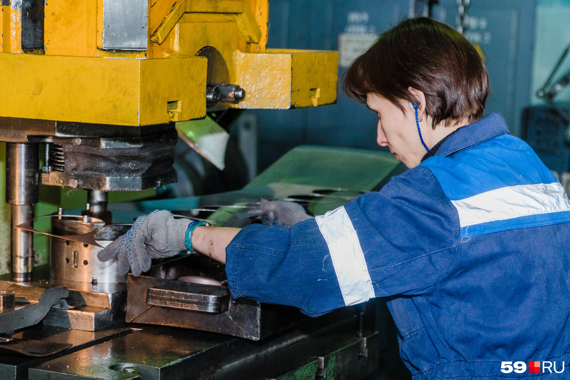 Пресс-автомат очень сильно шумит, поэтому все работники сидят с берушами или в наушниках Пресс-автомат очень сильно шумит, поэтому все работники сидят с берушами или в наушниках
