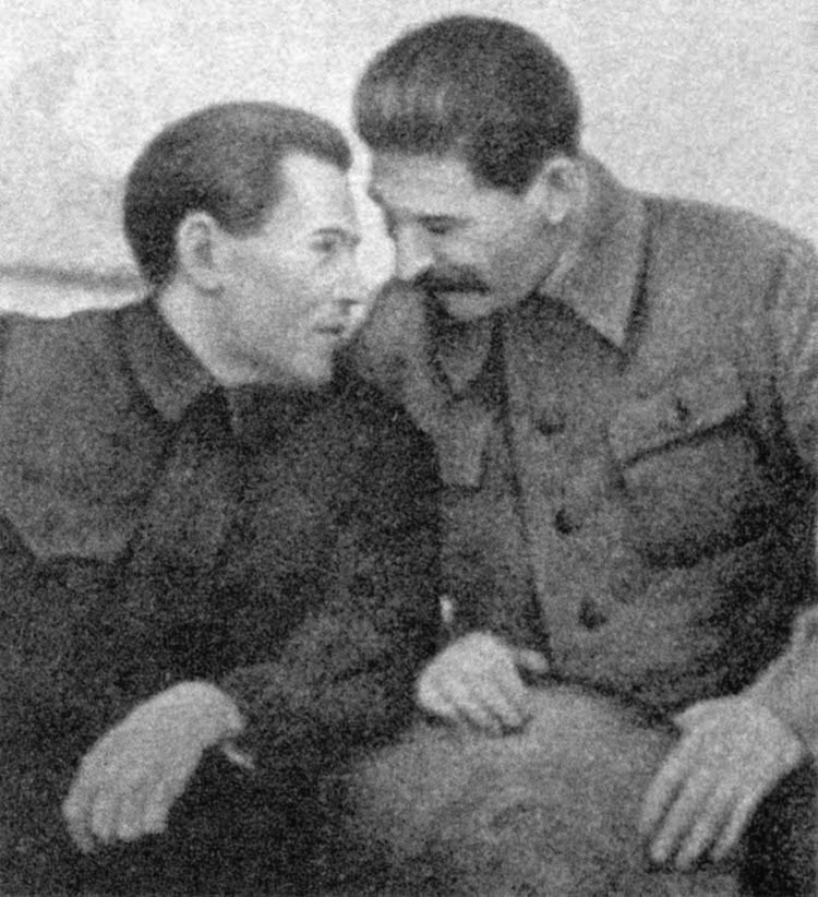 Сталин и Ежов. Очередной глава НКВД стал организатором Большого террора, а потом был уничтожен за ненадобностью