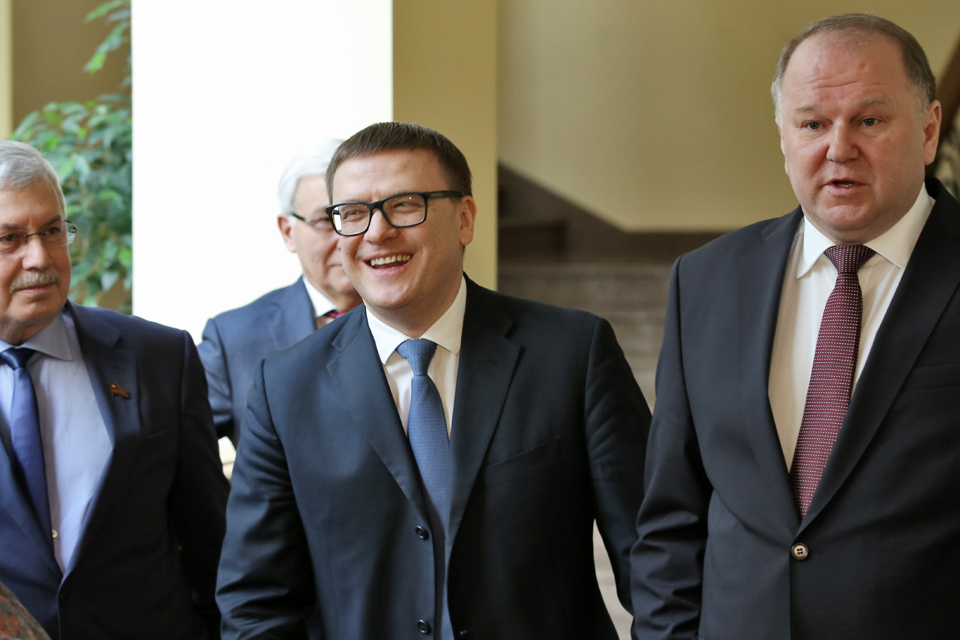 Цуканов и Текслер неформально пообщались в коридоре с председателем регионального Заксобрания Владимиром Мякушем и его замом Юрием Карликановым. Разговор явно был позитивным<br>