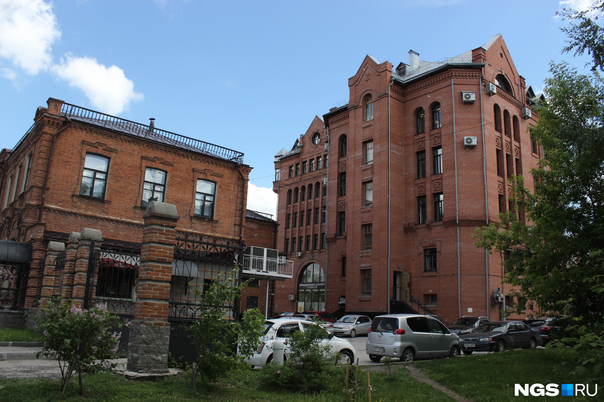Бывшее здание Новосибирского гуманитарного института  мало-помалу заполняется новыми арендаторами. Фото Стаса Соколова