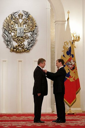 Президент РФ Дмитрий Медведев вручает Валентину Пармону Государственную премию в 2009 году