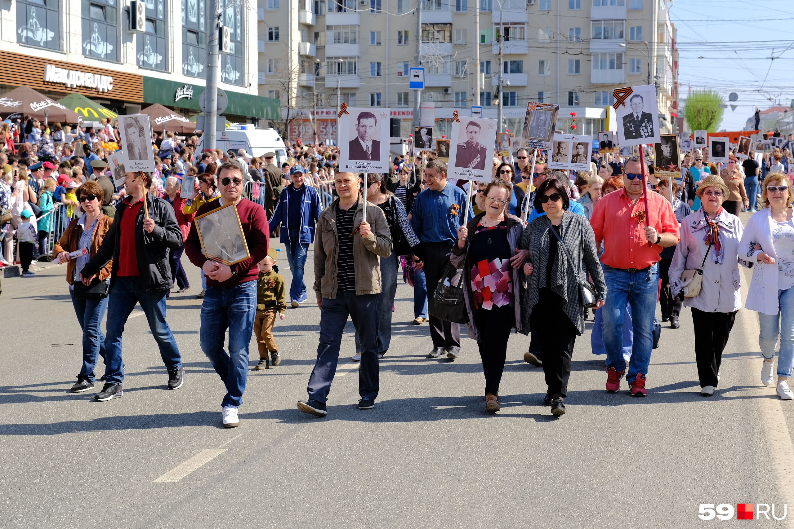 Участники прошли по Компросу и свернули на улицу Ленина