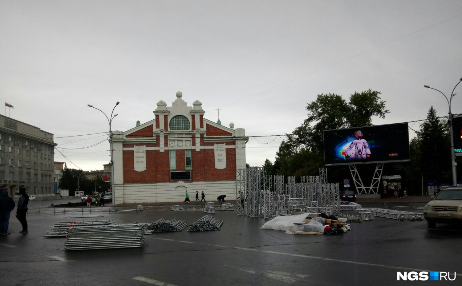 Дождь и ветер не мешают рабочим устанавливать сцену Дождь и ветер не мешают рабочим устанавливать сцену