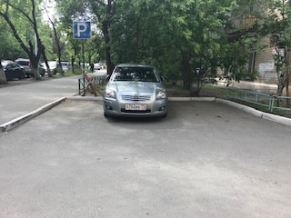 Ещё одна Toyota, владелец которой явно испытывает сложности с чувством габаритов (район ЮУрГУ) Ещё одна Toyota, владелец которой явно испытывает сложности с чувством габаритов (район ЮУрГУ)