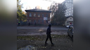 «Стрелял шифер, был едкий запах»: в центре Архангельска горел расселённый деревянный дом