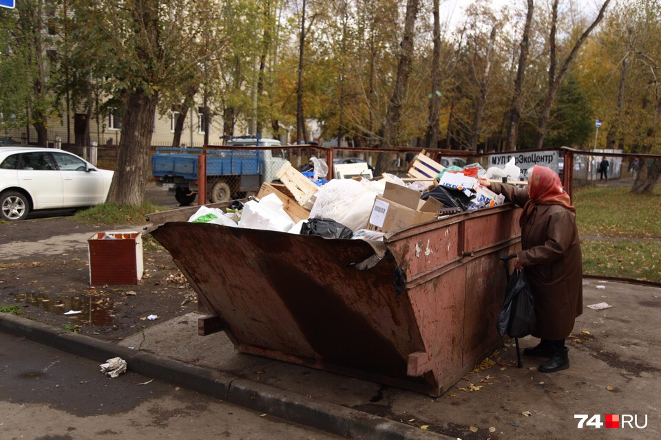Румянцева, 33. Вот-вот мусор снова начнёт вываливаться на землю Румянцева, 33. Вот-вот мусор снова начнёт вываливаться на землю