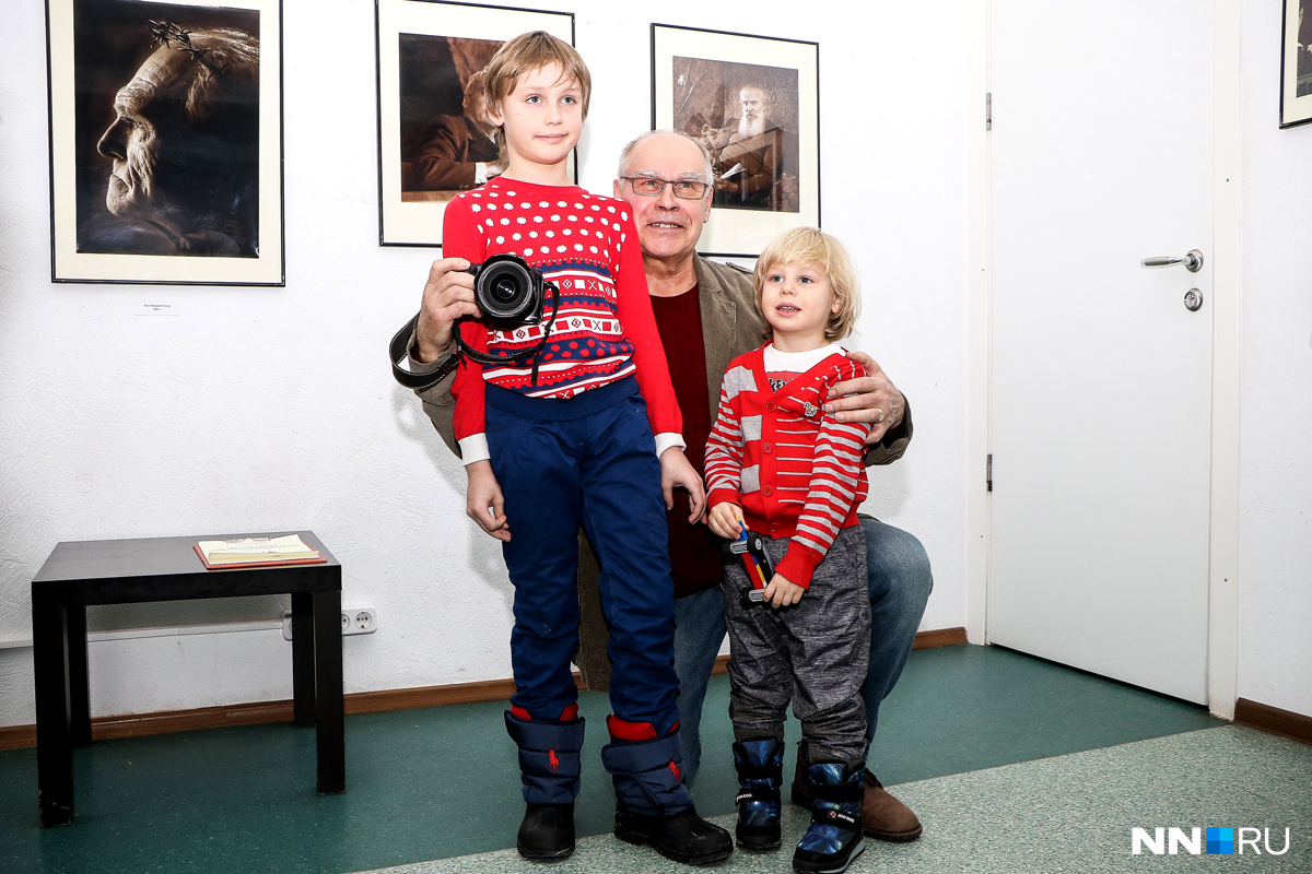 Николай Мошков сейчас живет в деревне и фотографирует природу и внуков