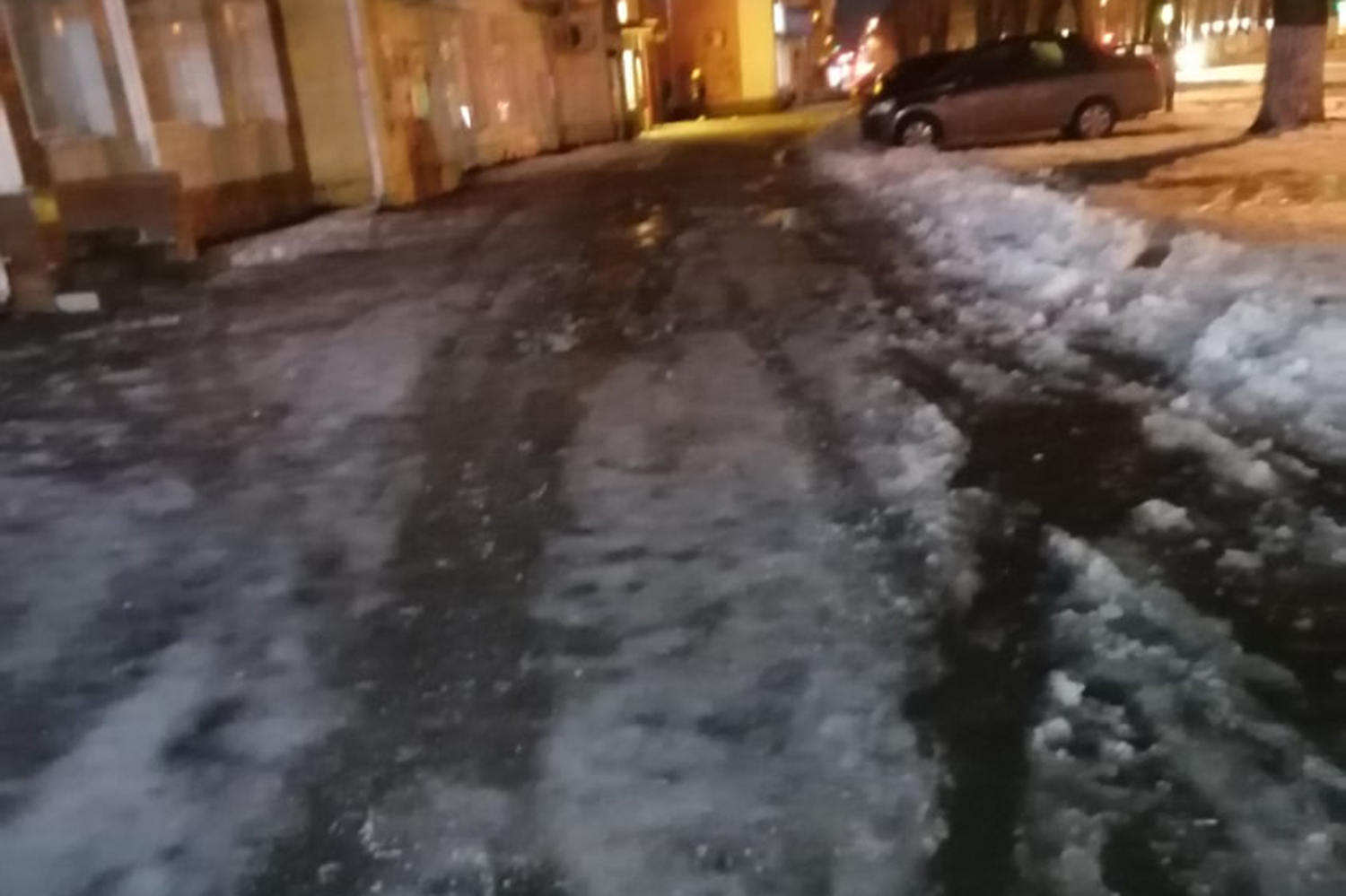 В центре города тротуары во льду и воде