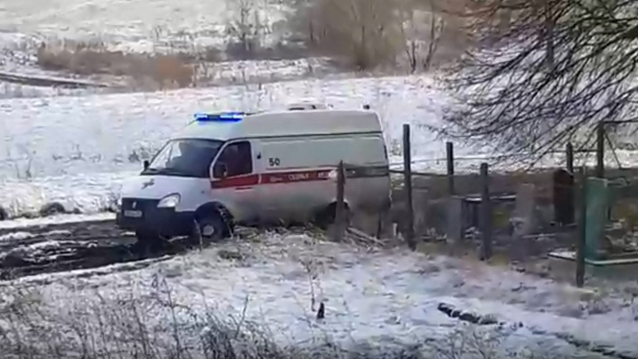 В Уфе по пути на вызов машина скорой застряла в грязи, очевидцы сняли видео