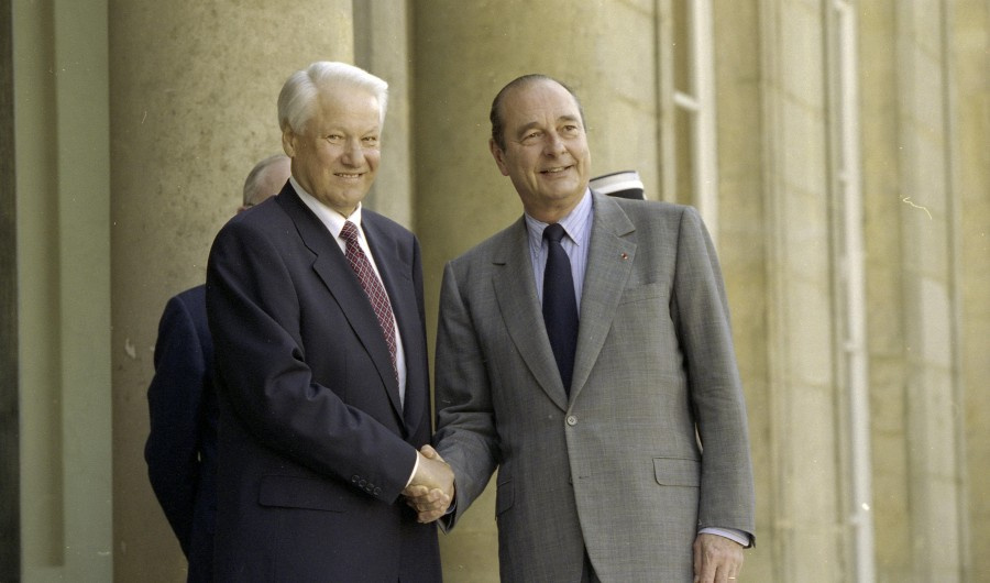 Саммит НАТО — Россия. Президент РФ Борис Ельцин и президент Франции Жак Ширак перед началом встречи<br>