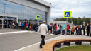Стояли на улице: в аэропорту Архангельск из-за двух близких рейсов собралась огромная очередь