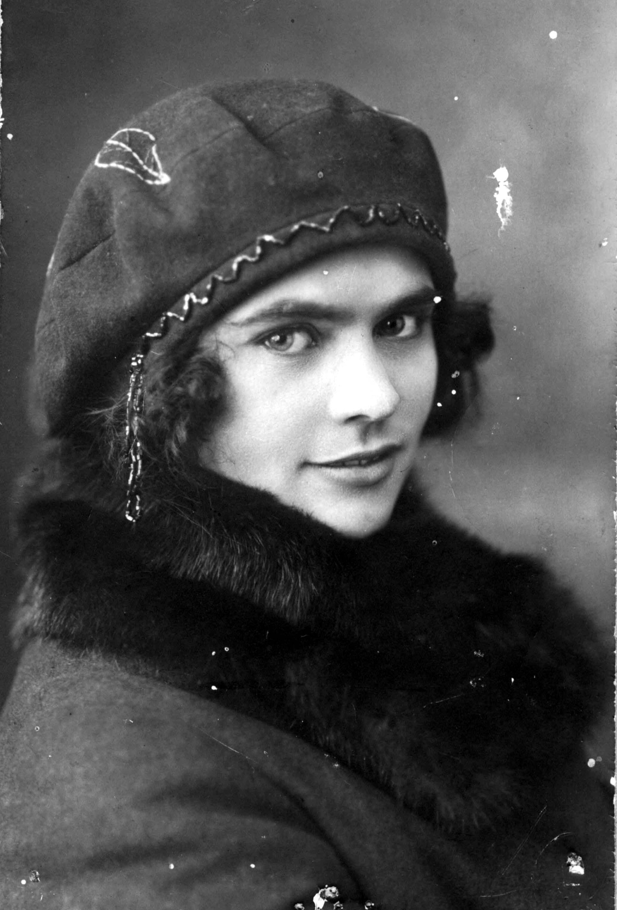 Евдокия Яковлевна Решетникова все наряды шила сама Евдокия Яковлевна Решетникова все наряды шила сама