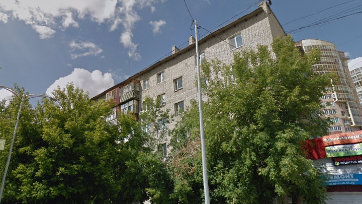 На Ямской из окна многоэтажки выпал 60-летний мужчина