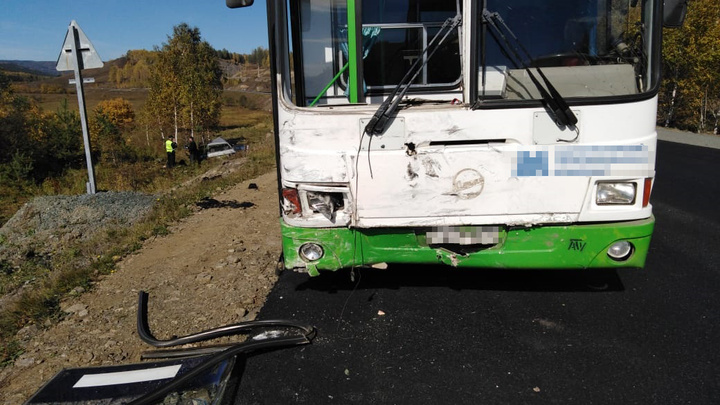На трассе в Башкирии ВАЗ с челябинскими номерами врезался в автобус с детьми