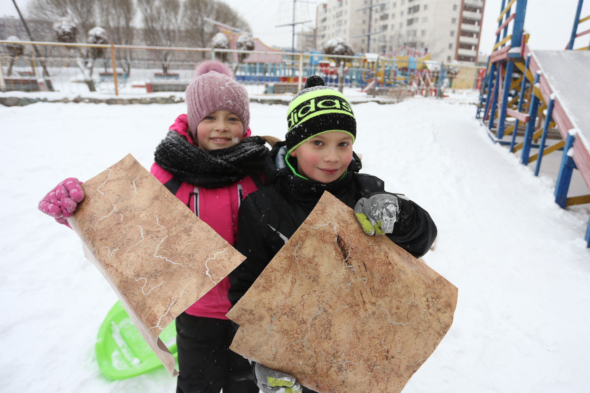 Картонка под фото 8. Ледянка из линолеума. Катание на линолеуме с горки. Пакеты катание с горок. Катание на картонках.