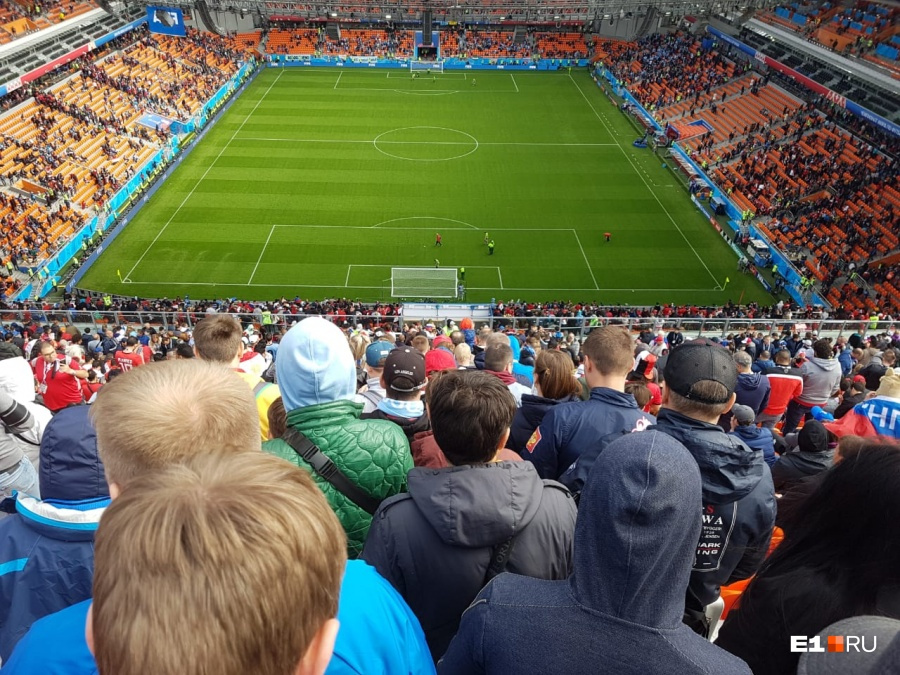 Пустые места хорошо видны на оранжевом стадионе