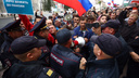 ОМОН против протеста: из-за митинга против пенсионной реформы перекрыли улицу Мичурина