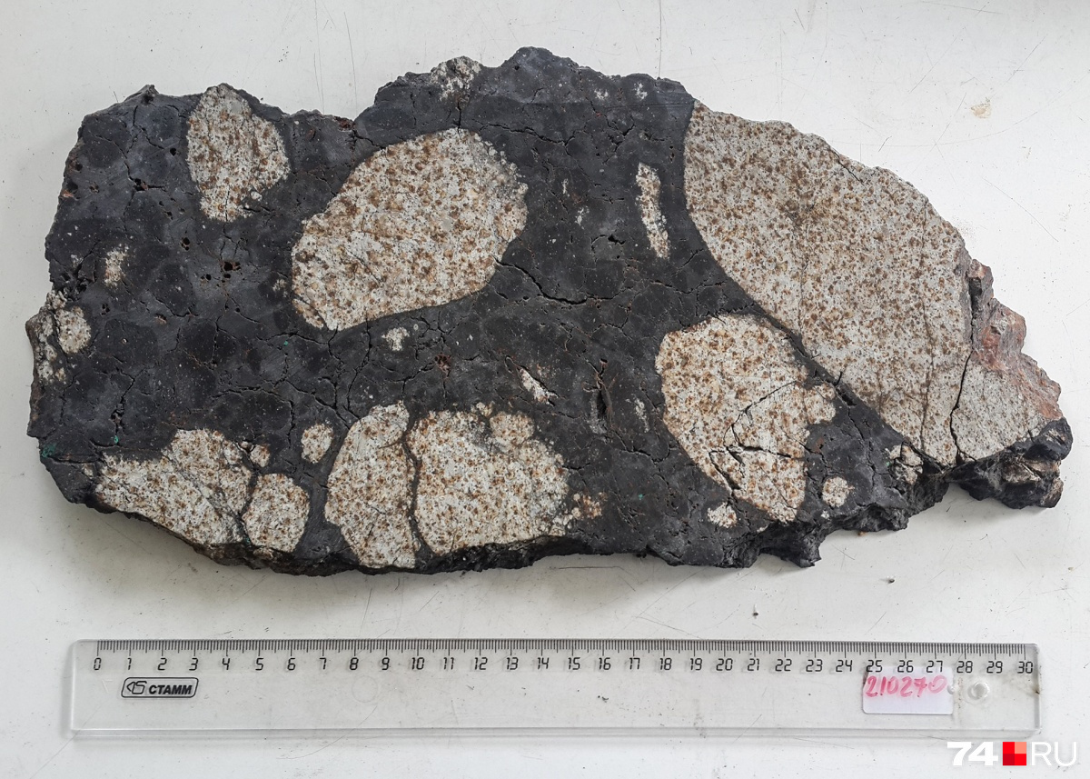 Этот фрагмент весом 2,5 килограмма нашли на даче у обвиняемого геолога