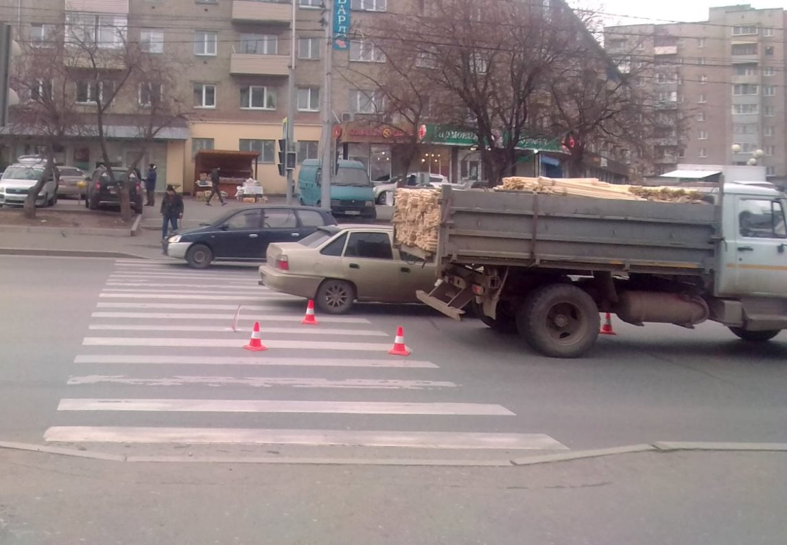 Школьница переходила дорогу по «зебре» Школьница переходила дорогу по «зебре»
