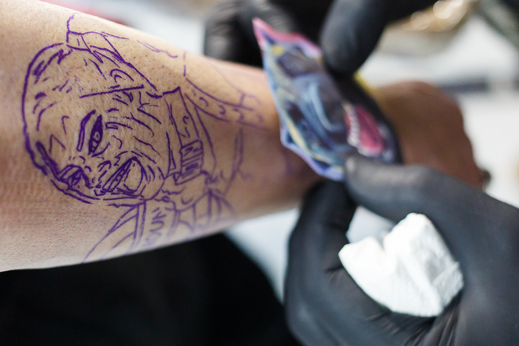 Татуировки опасны для здоровья, заявили физики