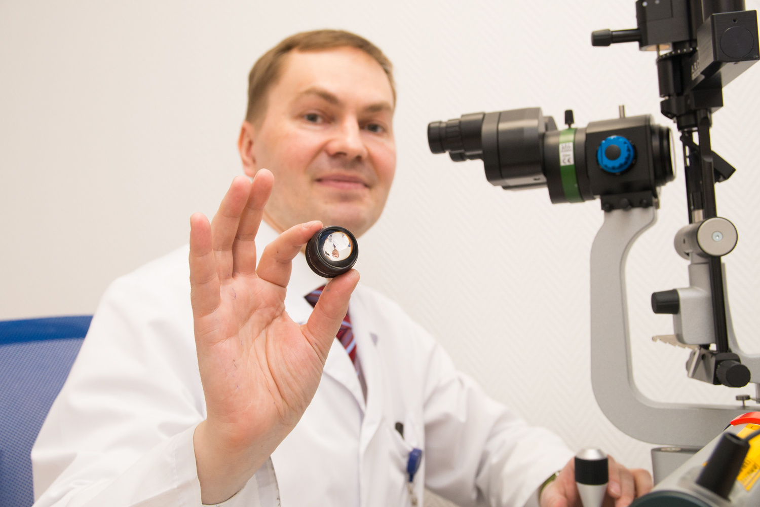 С
помощью специальных линз при осмотре на расширенном зрачке офтальмолог увидит
состояние сосудов сетчатки глаза