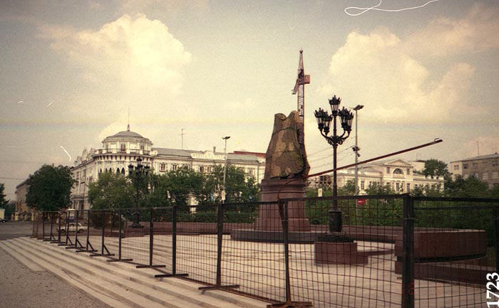 Памятник в камуфляже перед открытием. 1 августа 1998 года