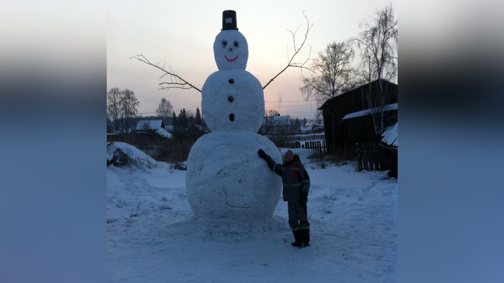 Школьники под Новоселово слепили снеговика в три раза выше человеческого роста