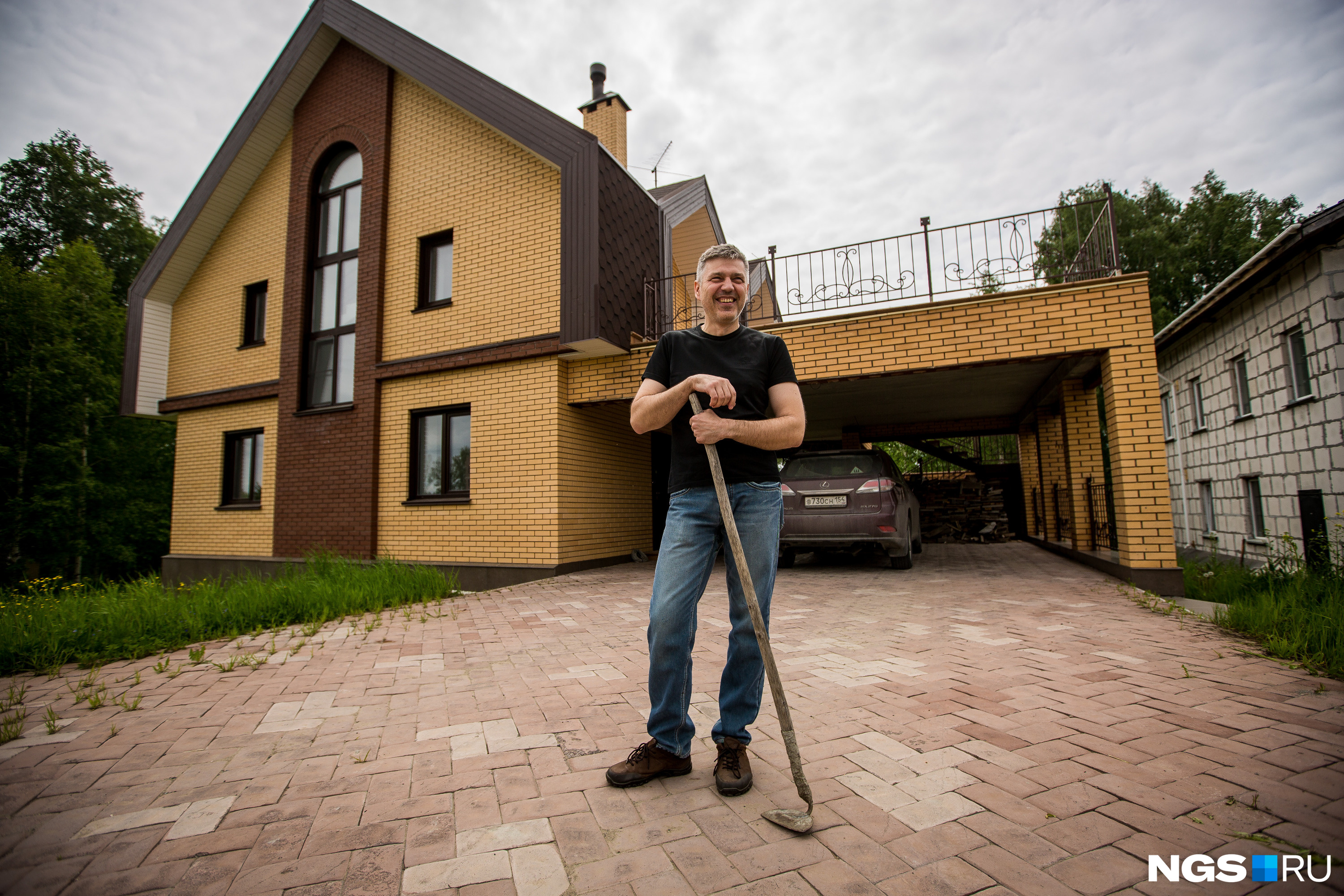 Вадим говорит, что в Ложок едут те, кто не готов переплачивать за жильё в Академгородке