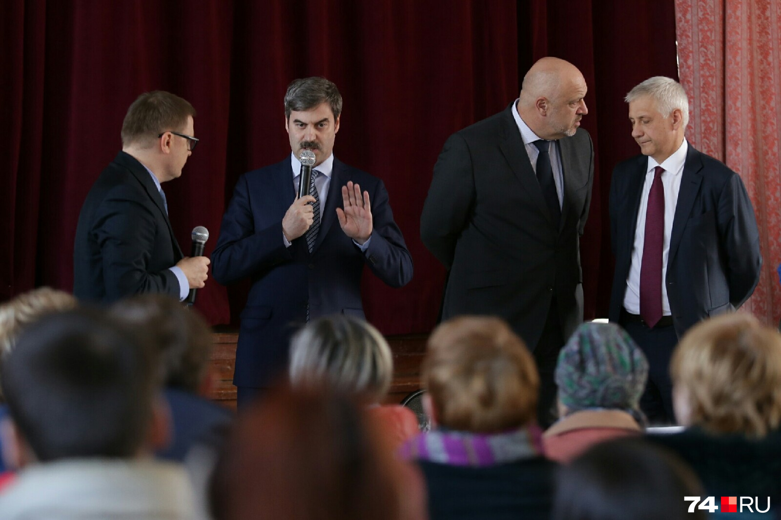 Вице-губернатор Евгений Редин (с микрофоном) попытался успокоить людей, но у него это слабо получилось Вице-губернатор Евгений Редин (с микрофоном) попытался успокоить людей, но у него это слабо получилось