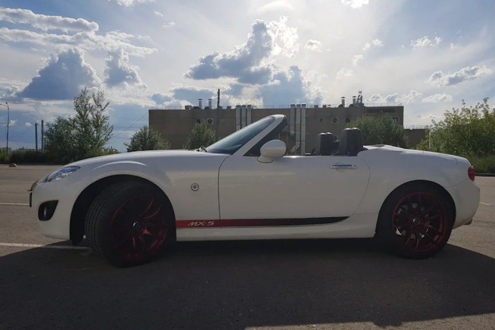 Лёгкая и шустрая Mazda MX-5 — выбор тех, кому важно чувство близости с машиной Лёгкая и шустрая Mazda MX-5 — выбор тех, кому важно чувство близости с машиной