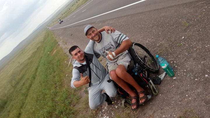 Инвалид-бодибилдер из Ачинска вернулся домой из путешествия на коляске в Абакан