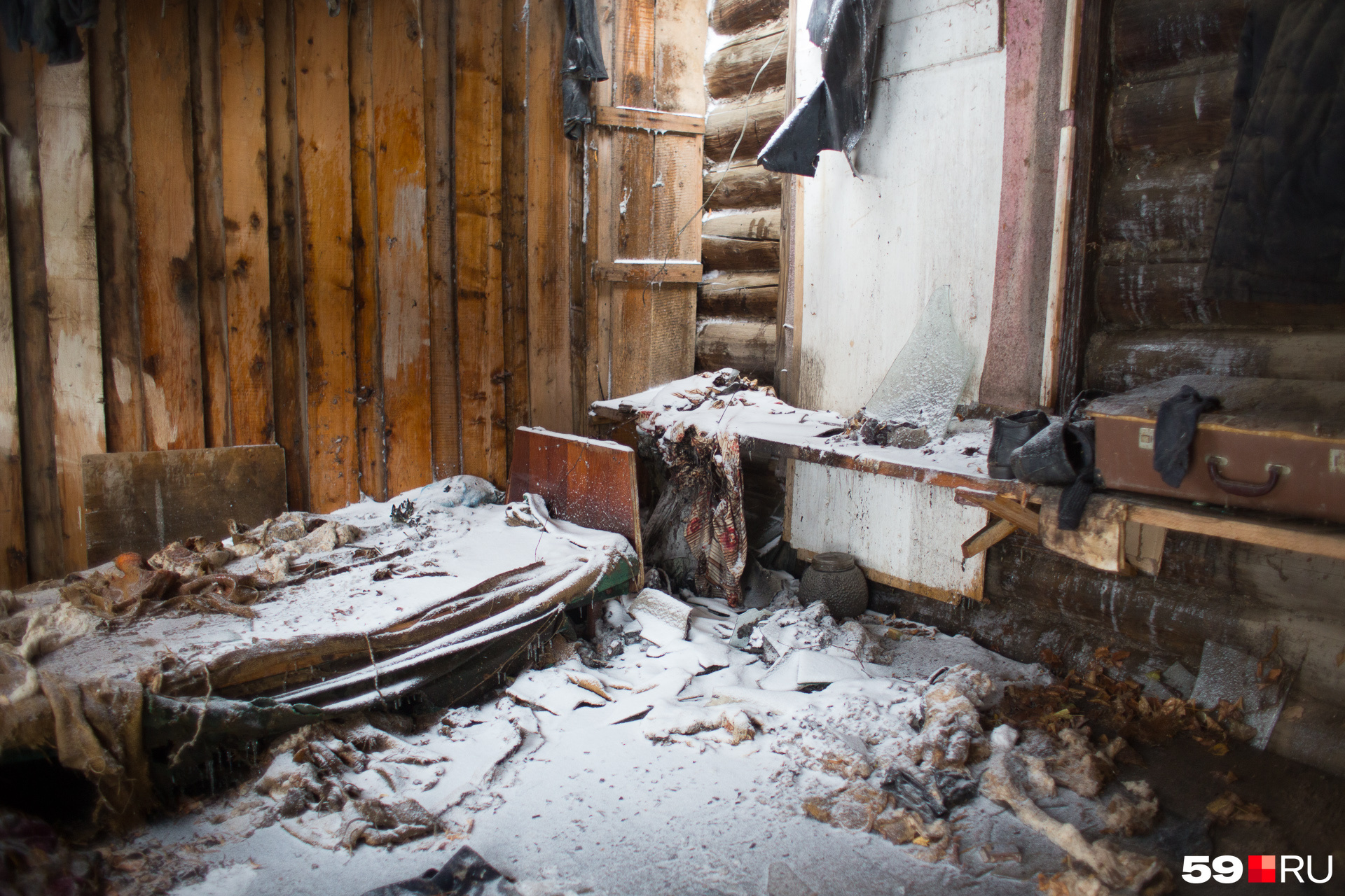 Предметы и мебель покрыты снегом вперемешку со следами пожарной пены. Находиться в доме крайне опасно — набухший потолок в любой момент может обрушиться