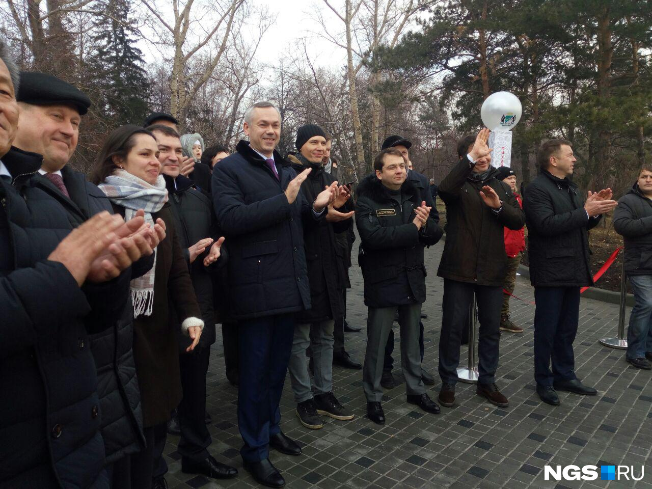 На открытие набережной пришли мэр Анатолий Локоть, депутат Госдумы Максим Кудрявцев, врио губернатора Андрей Травников, замминистра строительства и ЖКХ России Андрей Чибис и председатель горсовета Новосибирска Дмитрий Асанцев (слева направо) На открытие набережной пришли мэр Анатолий Локоть, депутат Госдумы Максим Кудрявцев, врио губернатора Андрей Травников, замминистра строительства и ЖКХ России Андрей Чибис и председатель горсовета Новосибирска Дмитрий Асанцев (слева направо)