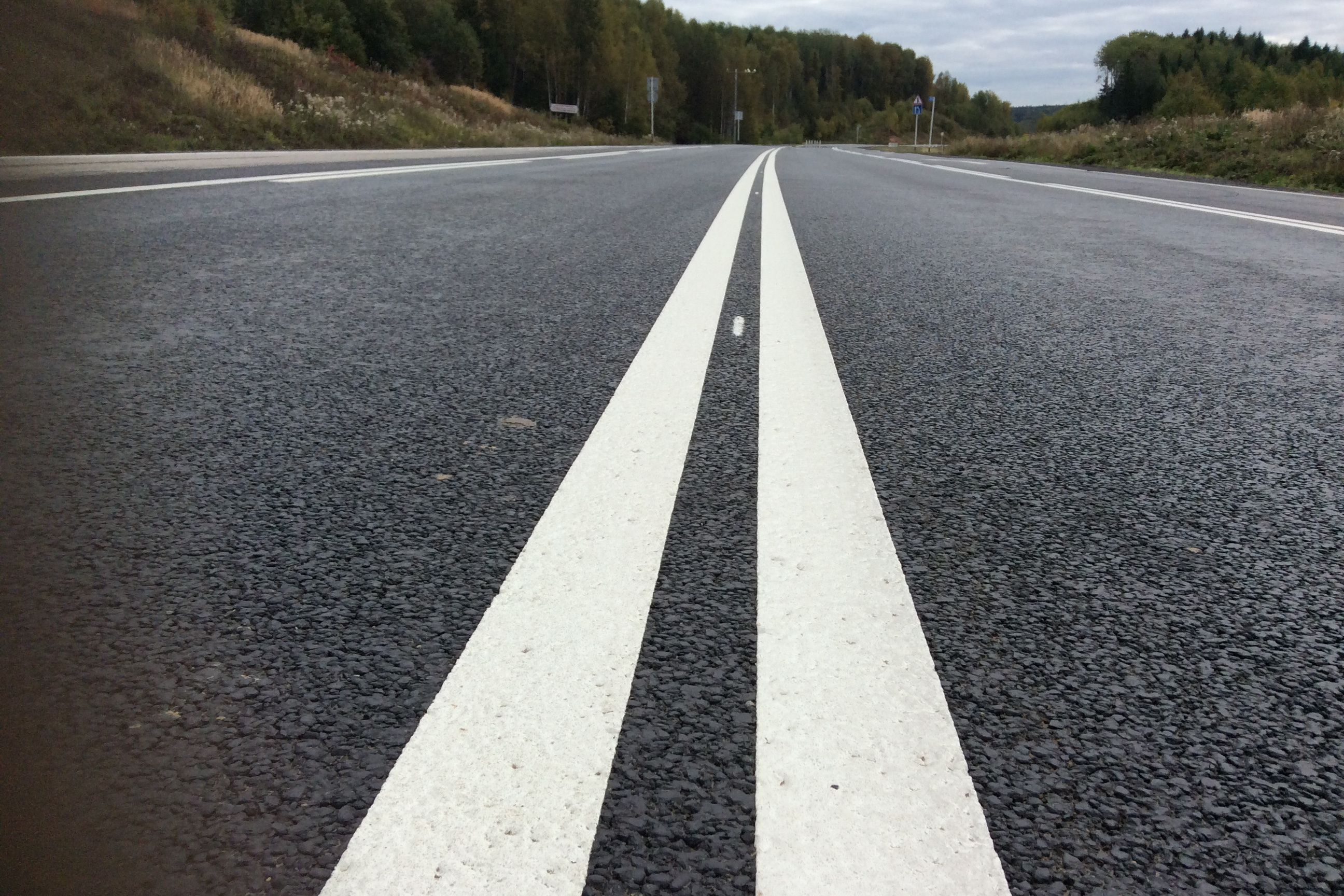 В процессе эксплуатации дороги. Сплошная дорога. Сплошная полоса. Двойная сплошная дорога. Дорожное полотно.