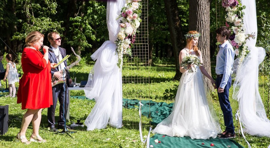 Давно хотели порепетировать свою свадьбу? Одна из фишек парада — церемония помолвки