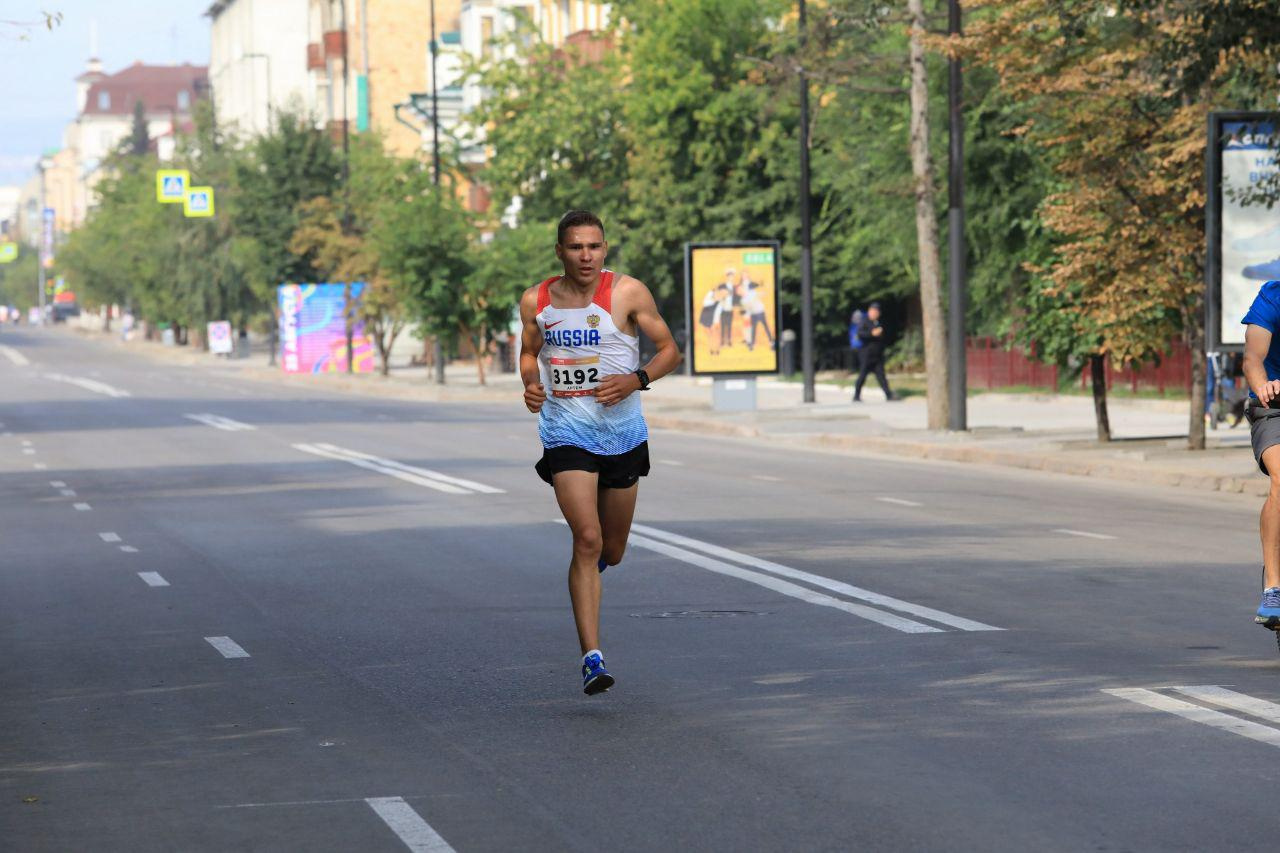 Андрей Путинцев стал первым, кто преодолел 21,1 км. Время — 1 час, 10 минут и 18 секунд. 