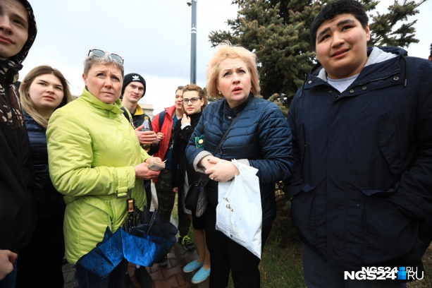 И принялись выдавать деньги из целлофанового пакета