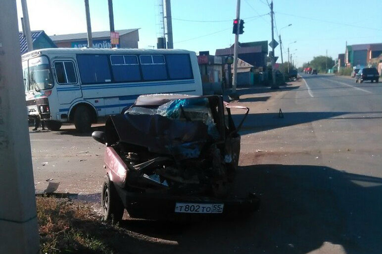 В Старом Кировске пассажирский автобус столкнулся с ВАЗом - 3 сентября