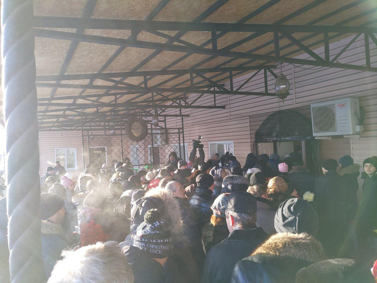 Проводить семью в последний путь пришло очень много горожан Проводить семью в последний путь пришло очень много горожан