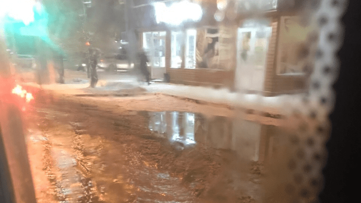 В Тюмени из-за строителей, повредивших водовод, затопило проезжую часть на Мельникайте